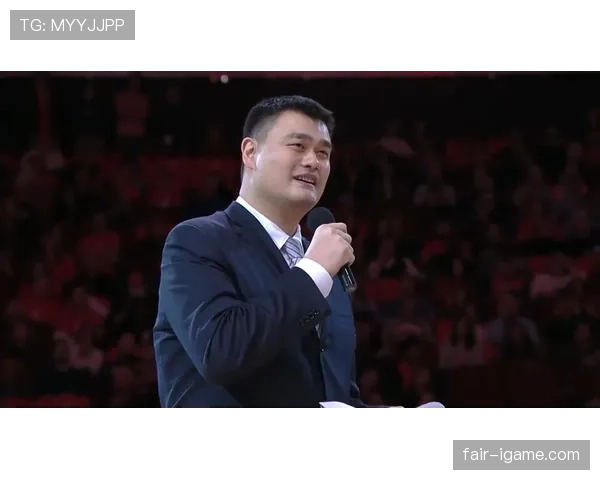 姚明退役后这身材管理也太狠了，饭局上别人喝酒他喝蛋白粉？