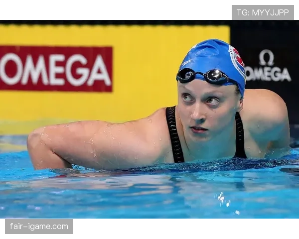 凯蒂·莱德基泳池边一身名牌，谁能跟她抢奢侈感啊？